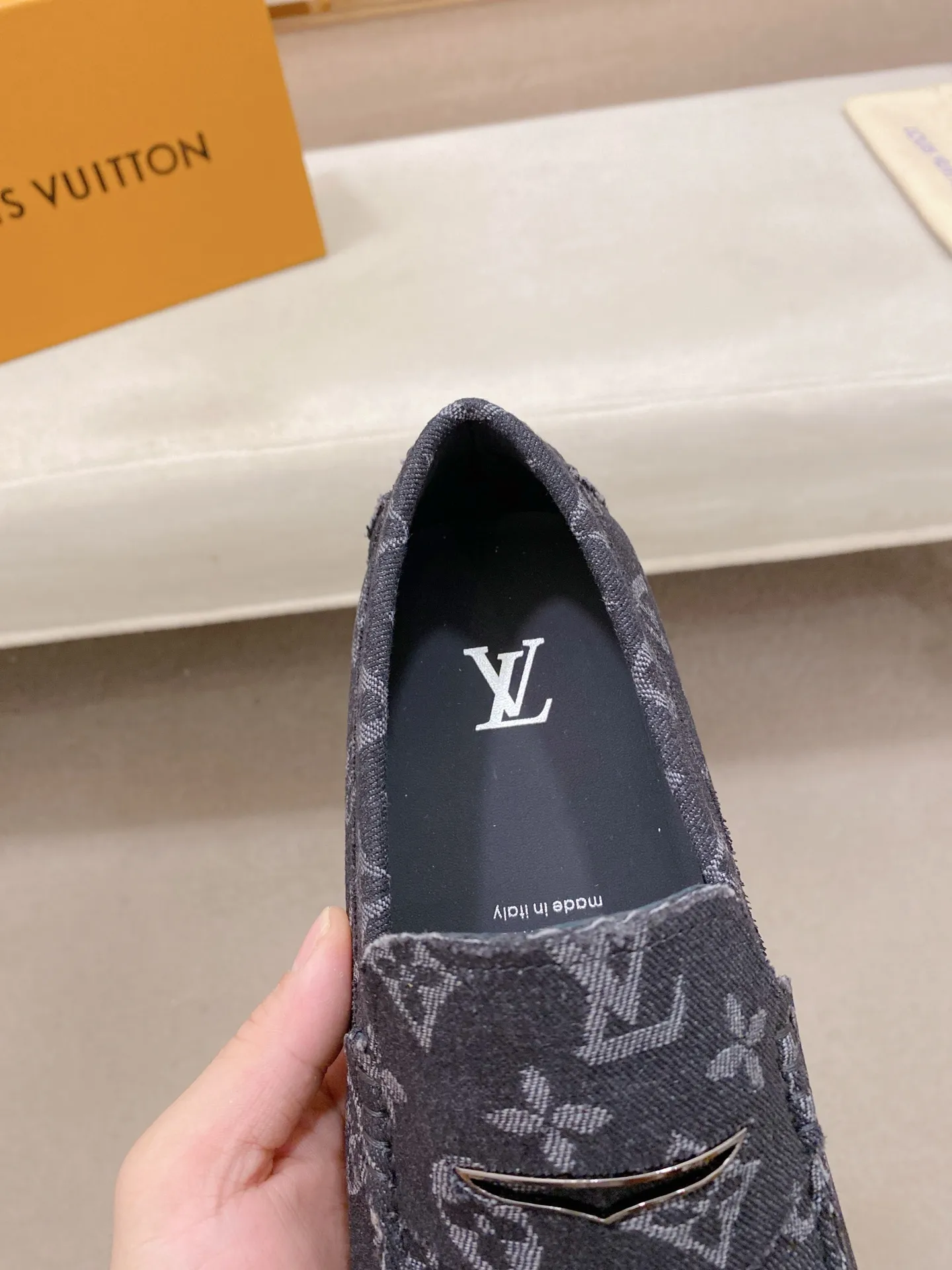 Factory price: 500💰High-end quality! LV 🆕🆕Exclusive hot-selling products in stock🔥🔥New products on the shelves, high-quality Ferragamo men's pea shoes, high-end casual driving shoes, with complete packaging! 💪 💪 Material: Imported official website one-to-one fabric 🐂 + Imported high-quality buffalo leather lining + wear-resistant outsole 👍🏻👍🏻 Features: High-end and comfortable, purely handmade 🚀 🚀 Create the perfect shoes that suit you best 🔥 🔥 Size: (38-44) 45 standard size can be customized!